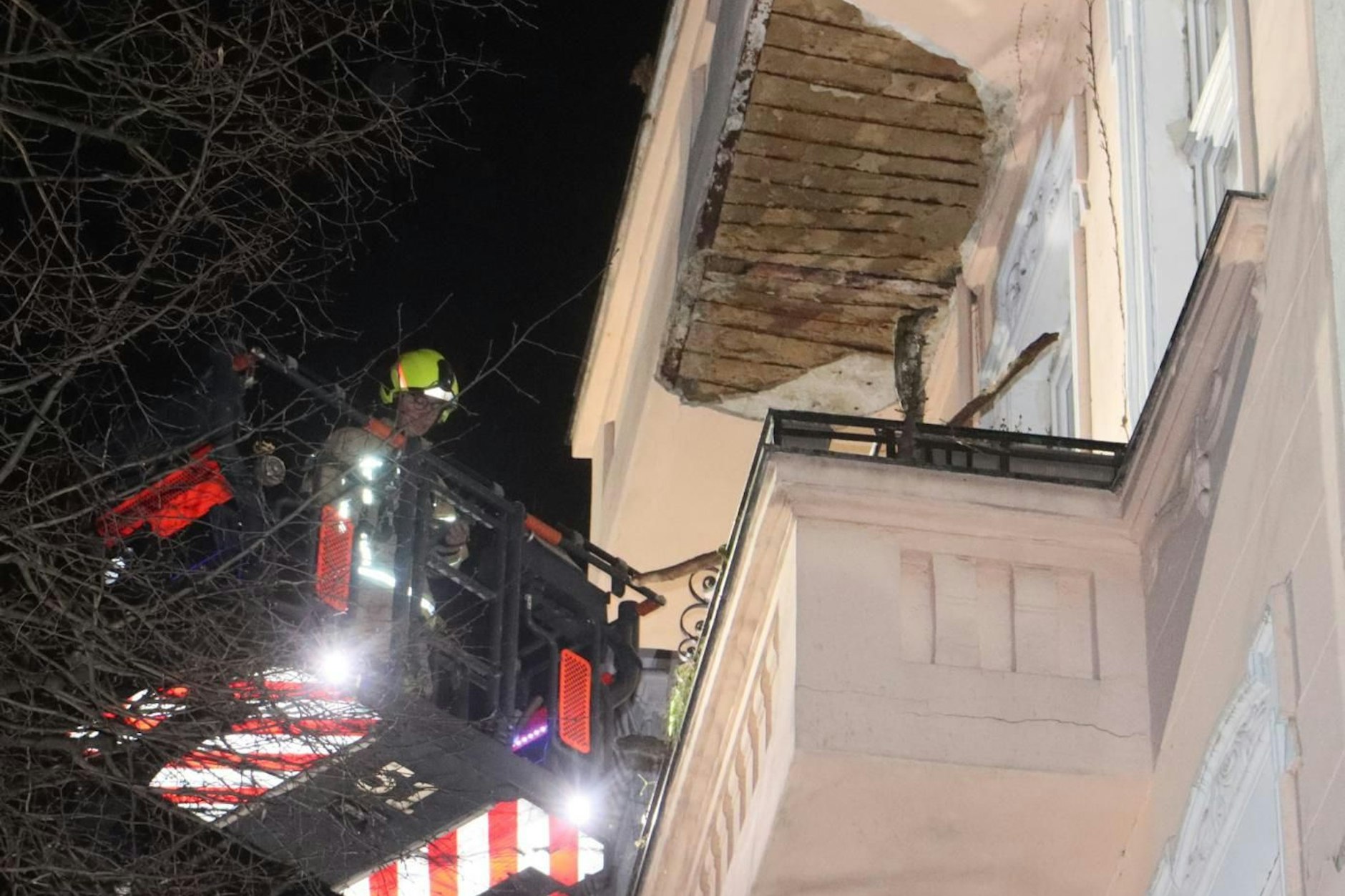 In Neukölln bröckelte in der Nacht bei einem Feuerwehreinsatz der Putz eines Balkons auf die Straße.