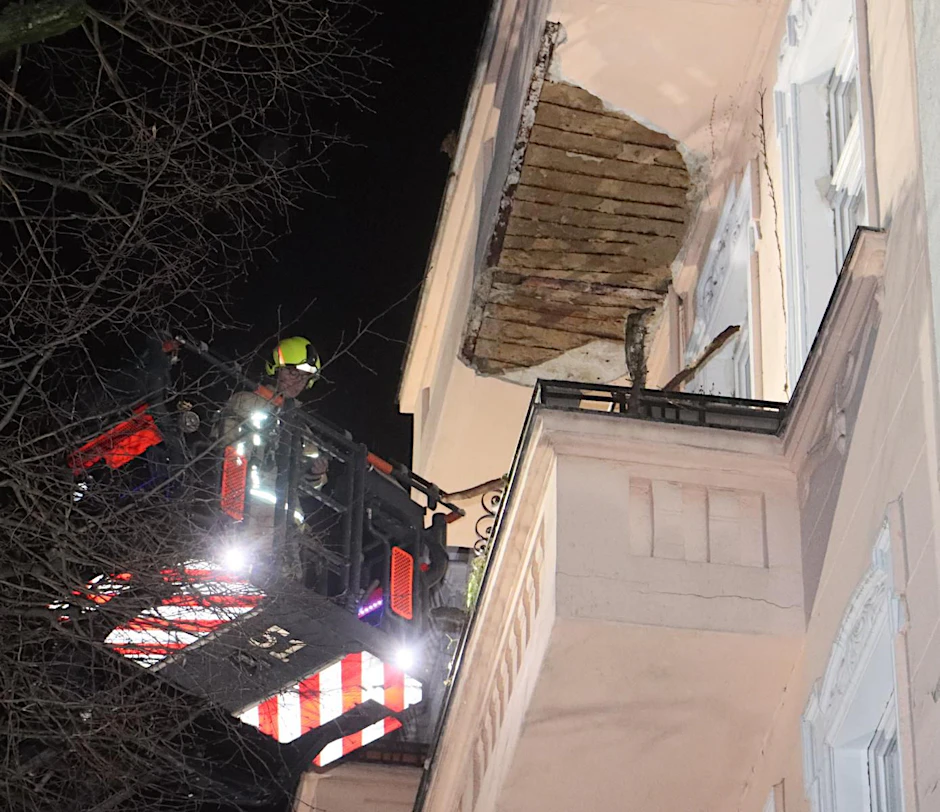In Neukölln bröckelte in der Nacht bei einem Feuerwehreinsatz der Putz eines Balkons auf die Straße.