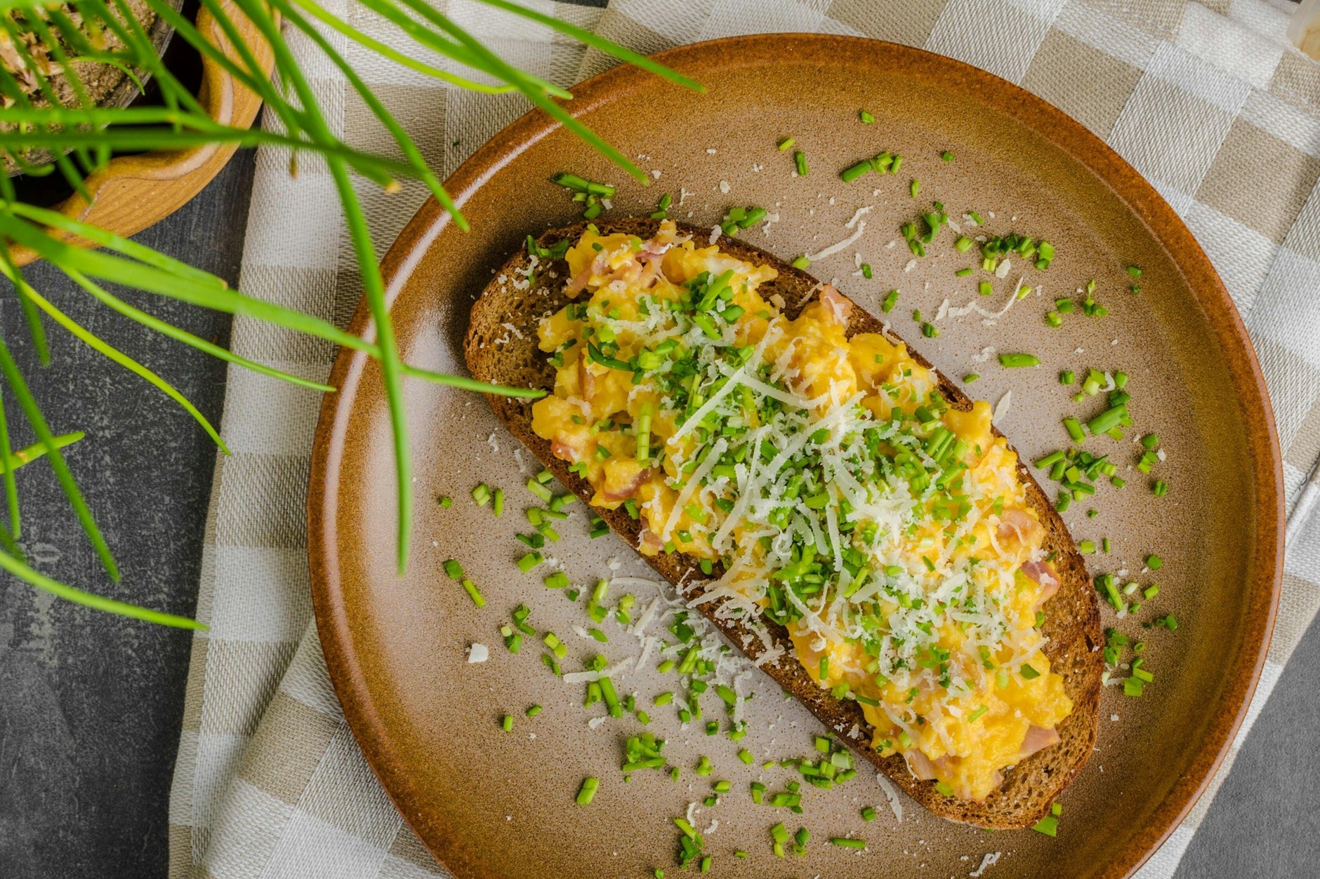 So lecker - und so schnell gemacht: Dieser Aufstrich aus Eiern, den man in der DDR als Affenfett bezeichnete, ist einfach und genial. Probieren Sie das Rezept aus!