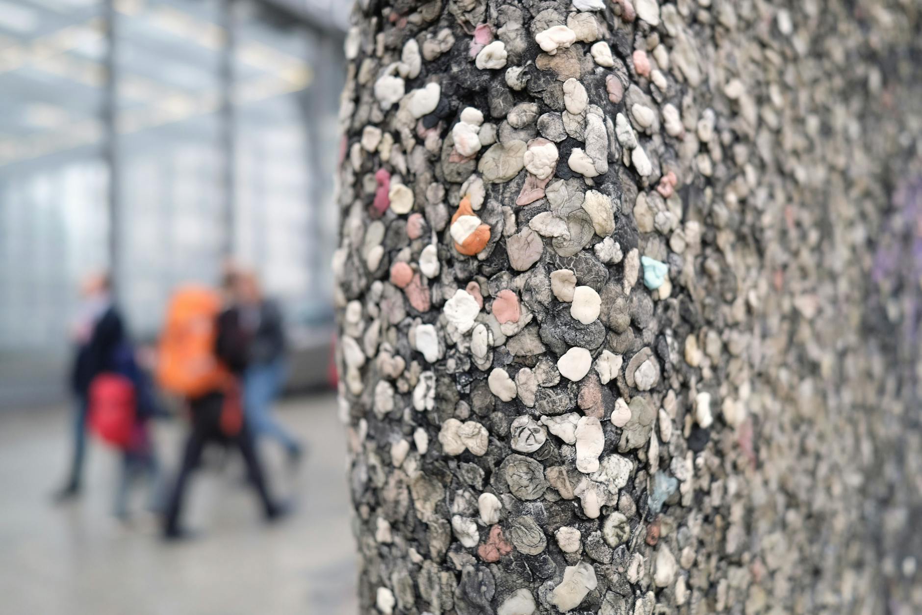 Die historischen Mauersegmente am Potsdamer Platz als Klebefläche für Kaugummis.