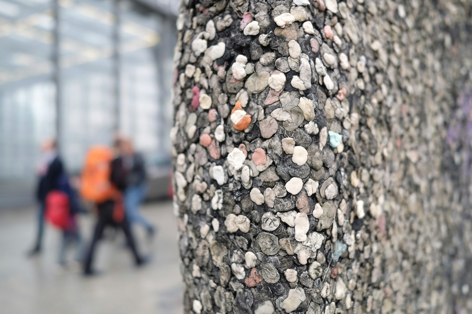 Die historischen Mauersegmente am Potsdamer Platz als Klebefläche für Kaugummis.