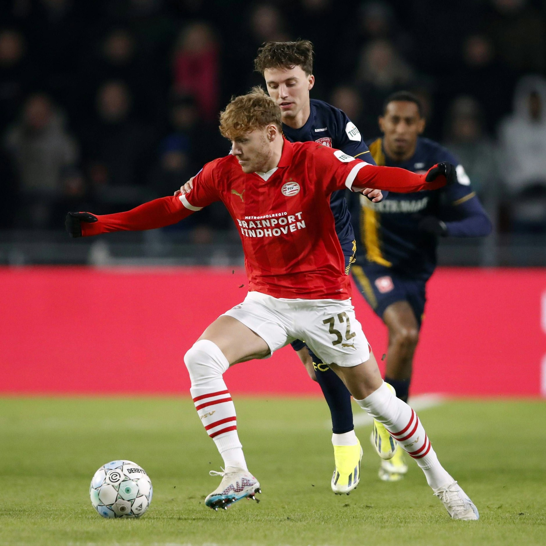 Stürmer Yorbe Vertessen machte vor einem Monat sein letztes Tor für PSV Eindhoven. Es war ein 20-Meter-Hammer.