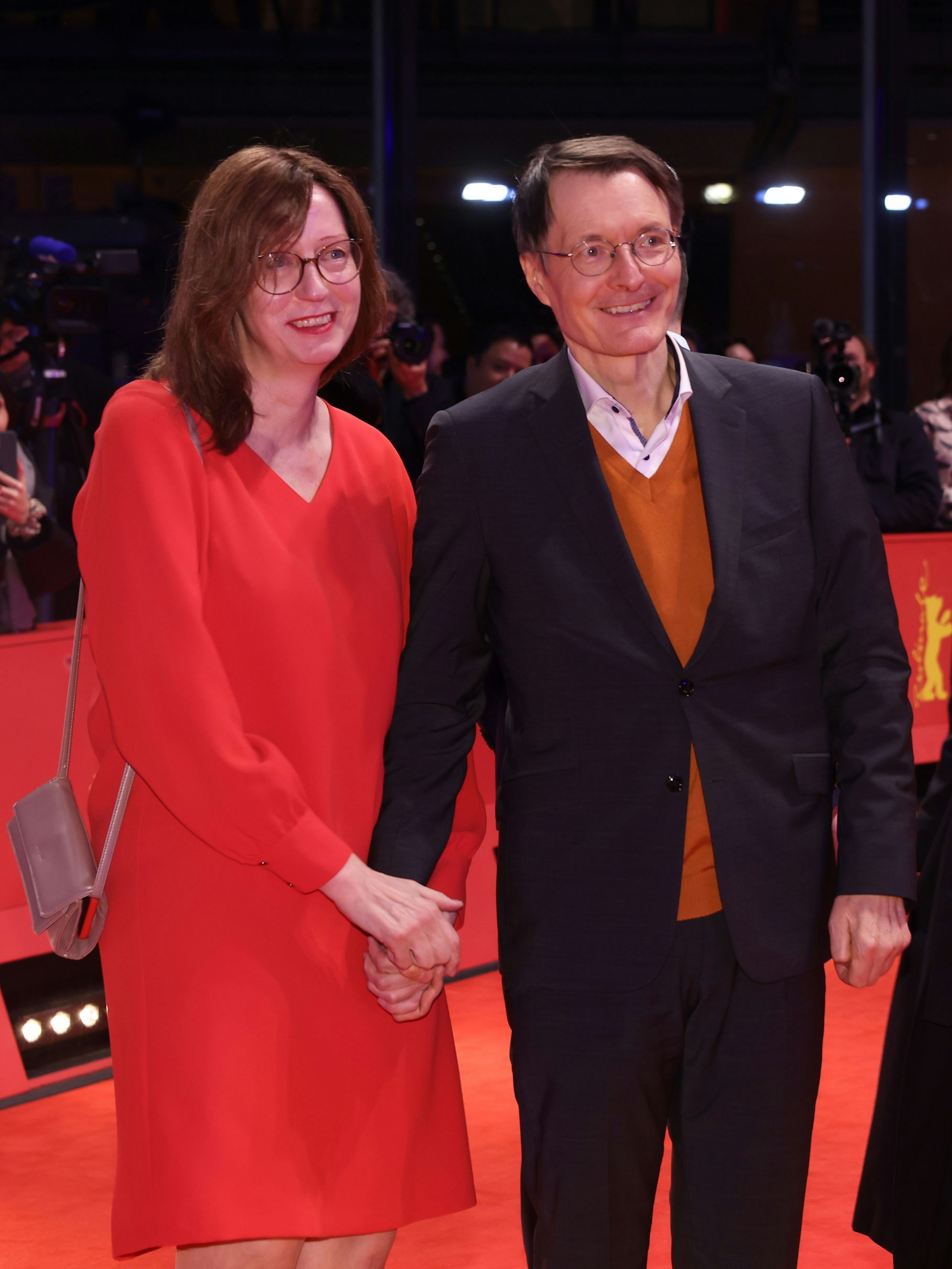 Karl Lauterbach (SPD) geht mit seiner neuen Freundin, der Journalistin Elisabeth Niejahr, am Eröffnungsabend der Berlinale über den Teppich.