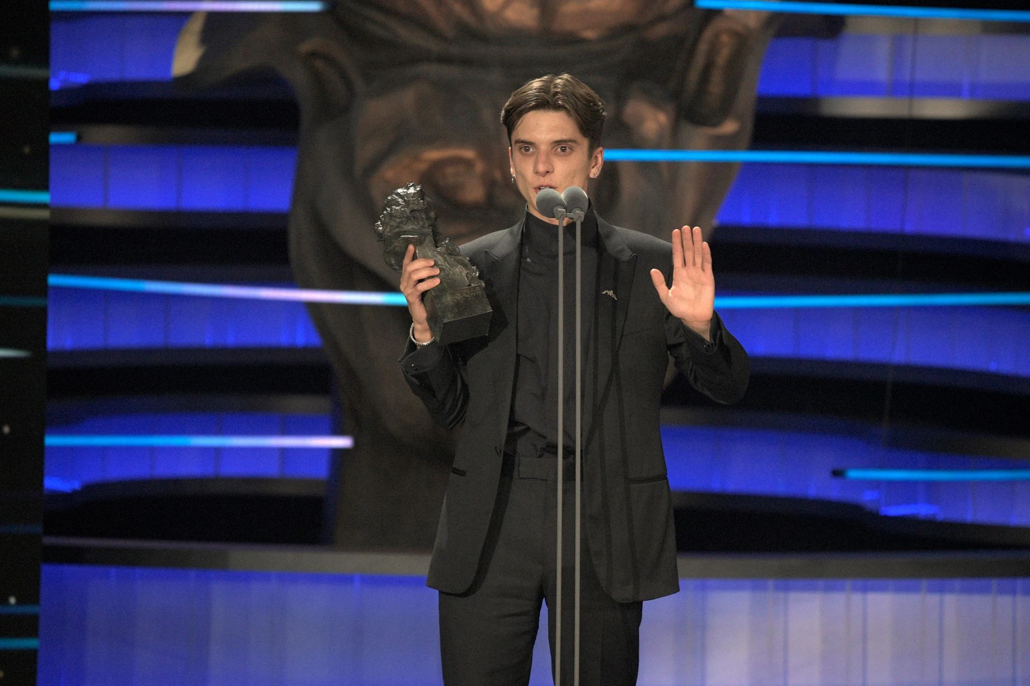 Der Schauspieler Matías Recalt erhält den Goya-Preis für «Die Schneegesellschaft».  pa