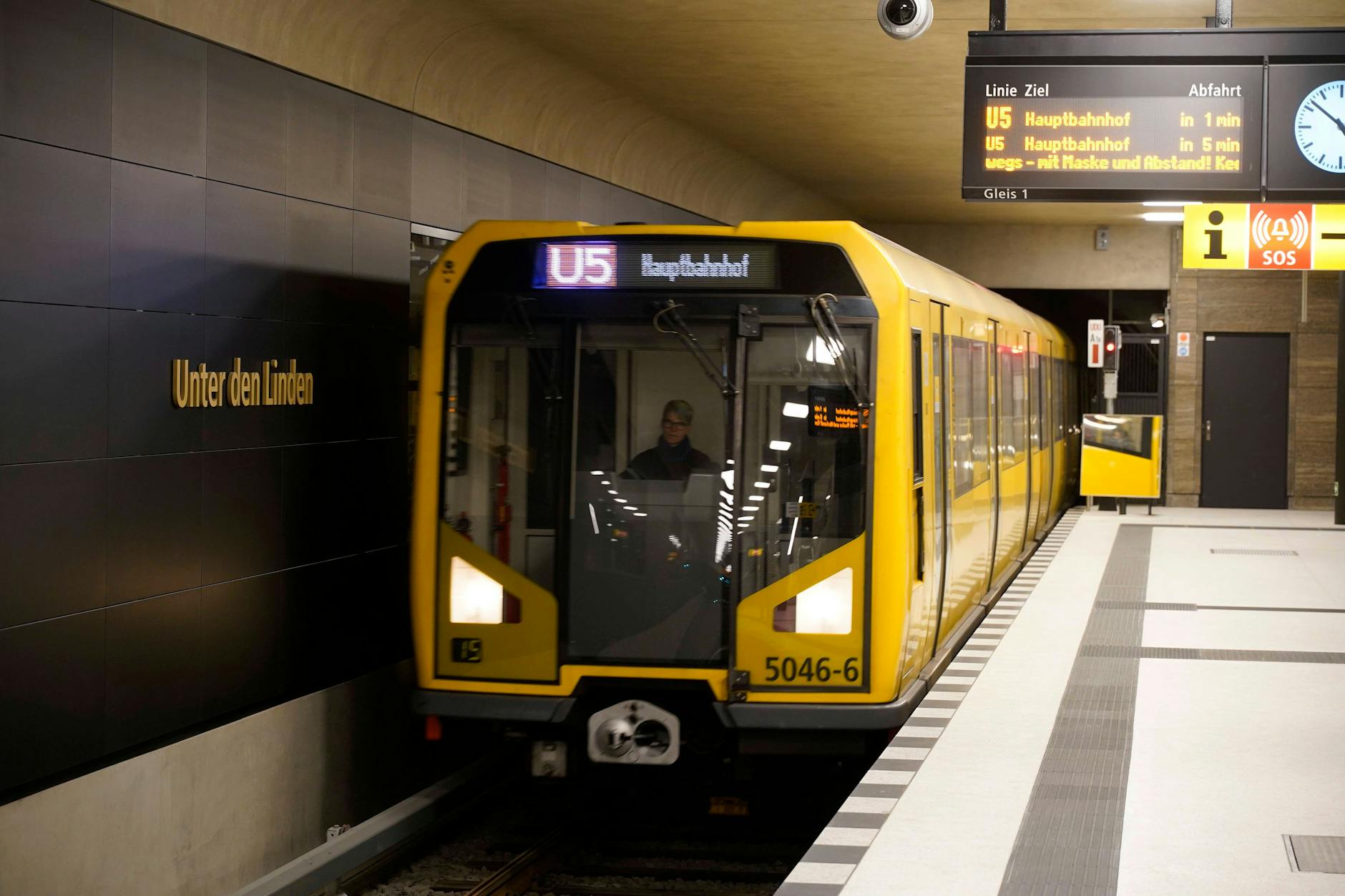 Auf dem U-Bahnhof Unter den Linden kreuzen sich die U-Bahn-Linien U5 und U6.