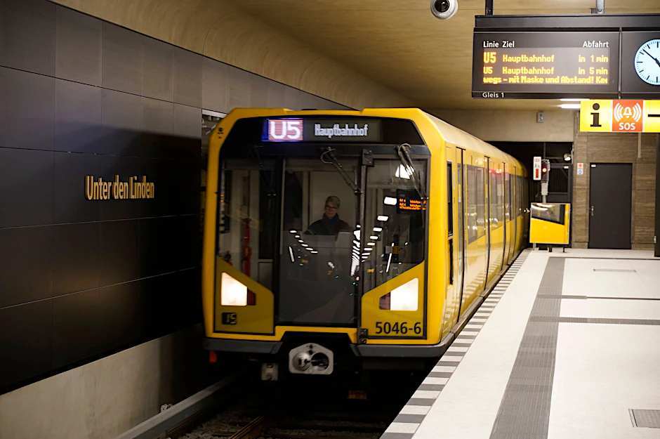Auf dem U-Bahnhof Unter den Linden kreuzen sich die U-Bahn-Linien U5 und U6.