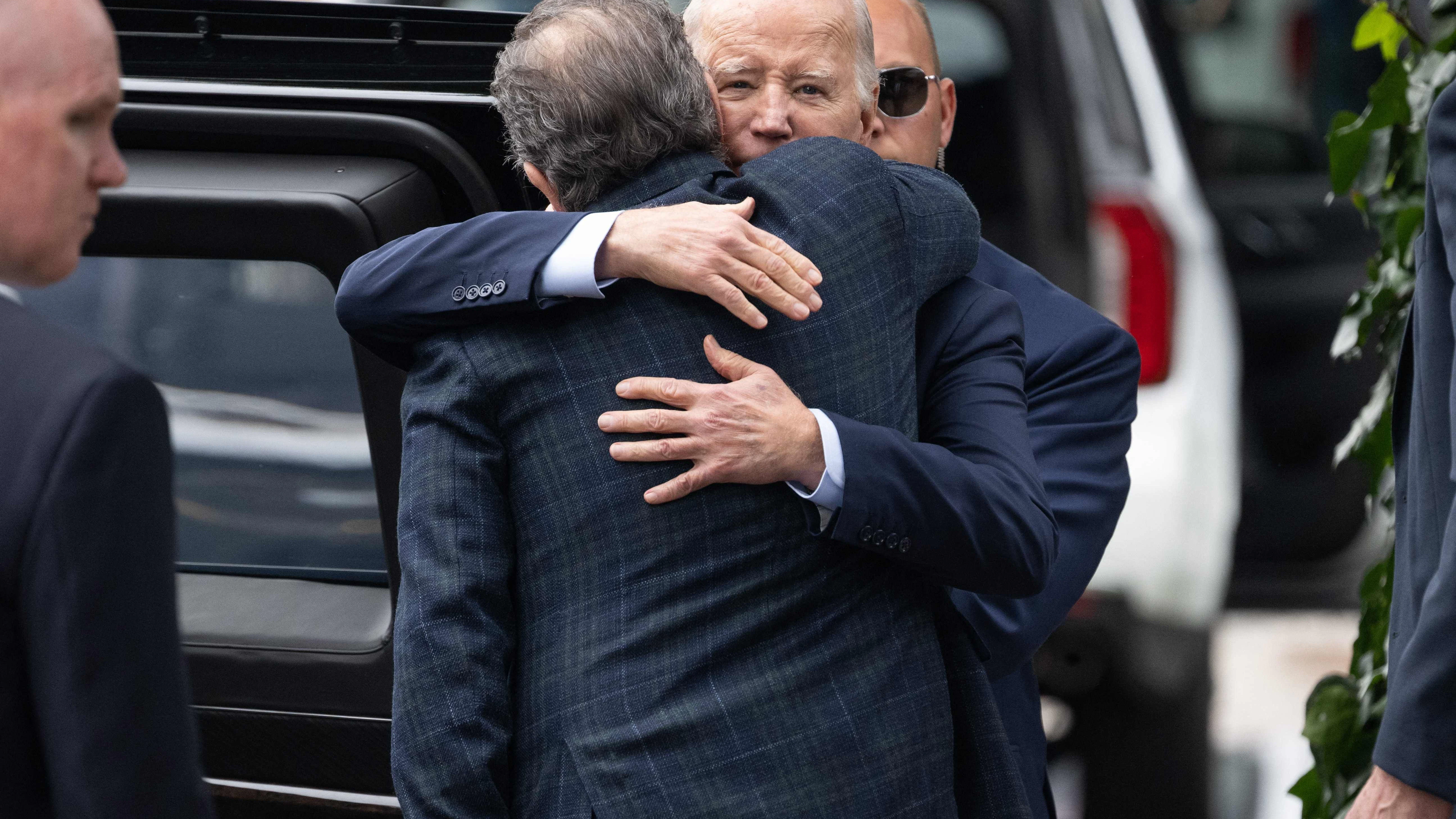 Joe Biden umarmt seinen Sohn Hunter Biden beim Verlassen eines Restaurants.