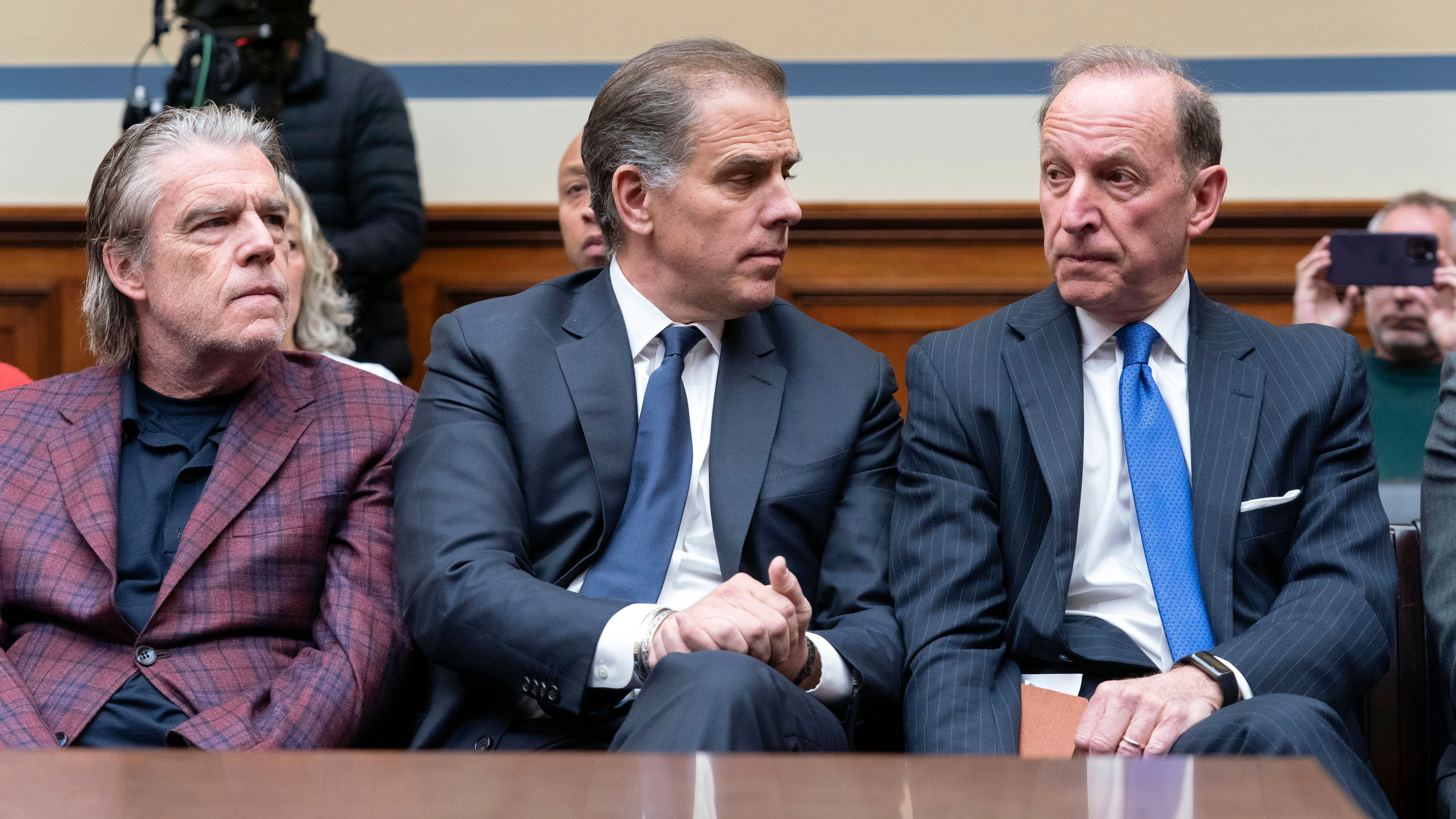 Hunter Biden sitzt mit seinen Anwälten bei einer Ausschusssitzung im US-Capitol.