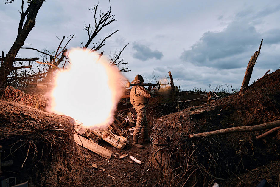 Ein ukrainischer Soldat feuert bei Awdijiwka eine Panzerfaust auf russische Stellungen ab.