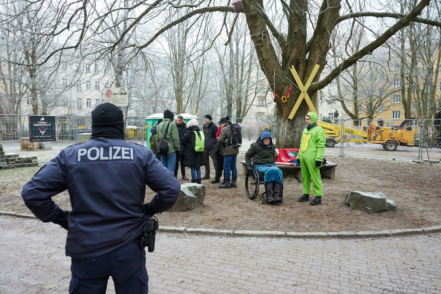 Einige Mitglieder der Initiative Grüner Kiez Pankow blockieren die Gesobau-Höfe an der Kavalierstraße. 
