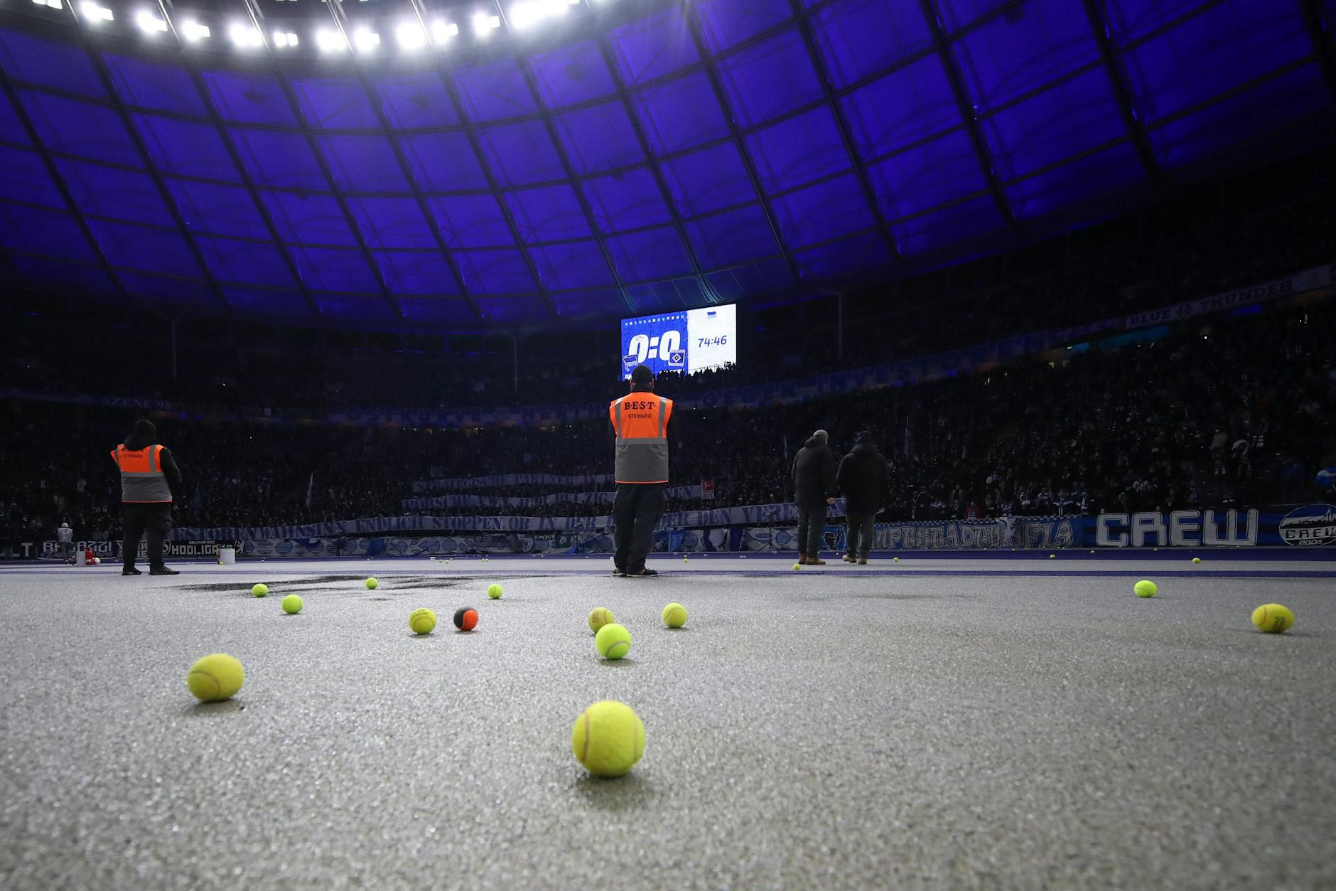 Vor 13 Tagen wurde Herthas Heimspiel gegen den HSV wegen einer Dauer-Tennisballschlacht der Fans für 33 Minuten unterbrochen. Seit Wochen protestieren die Anhänger gegen den DFL-Investorendeal.