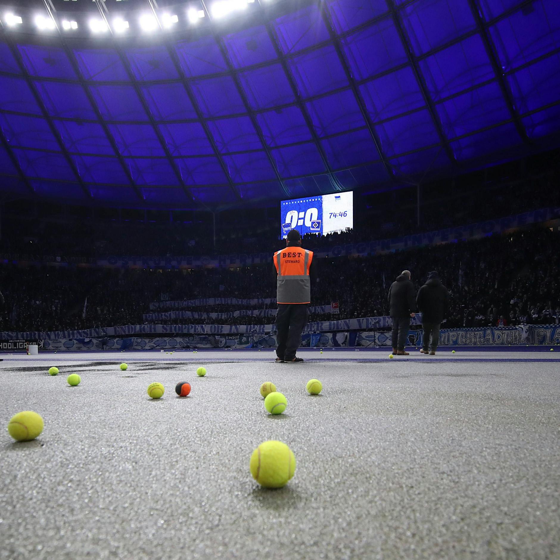 Investorendeal bröckelt, dennoch droht bei Hertha ein Spielabbruch wegen Fan-Protesten