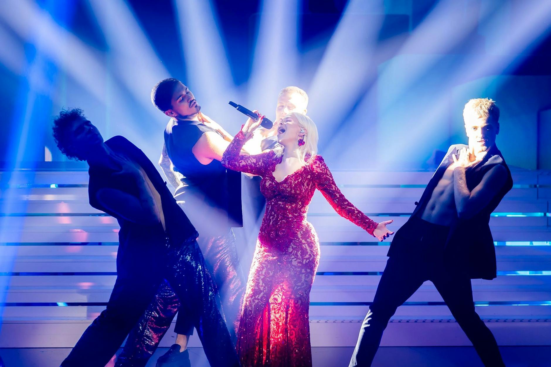 Sängerin Marie Reim bei einer Probe zum deutschen Vorentscheid «Eurovision Song Contest - Das deutsche Finale 2024». Foto: Christoph Soeder/dpa