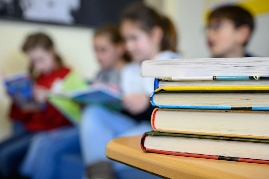 ARCHIV - Kinder lesen in einer Grundschule.  
