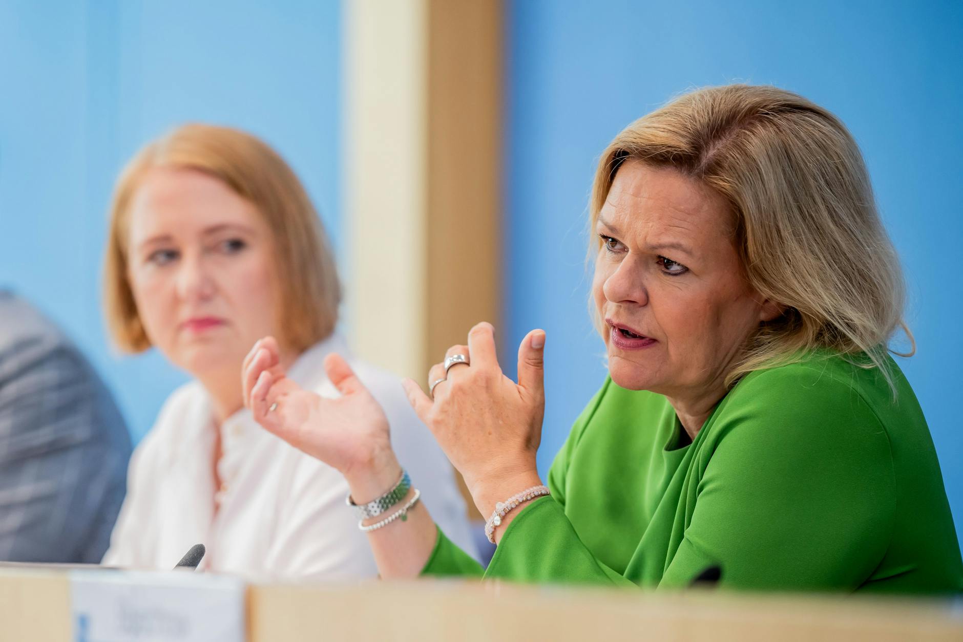 Die Bundesministerinnen Nancy Faeser (r.) und Lisa Paus