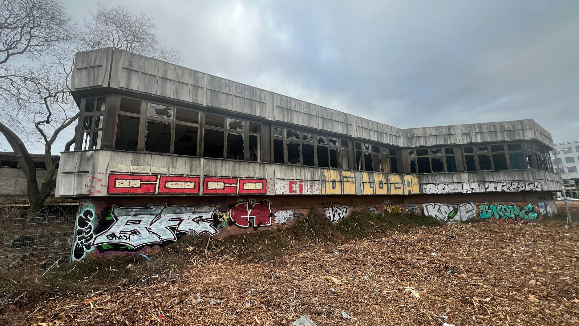 Das marode Sportlerhotel am Sportforum soll abgerissen werden.