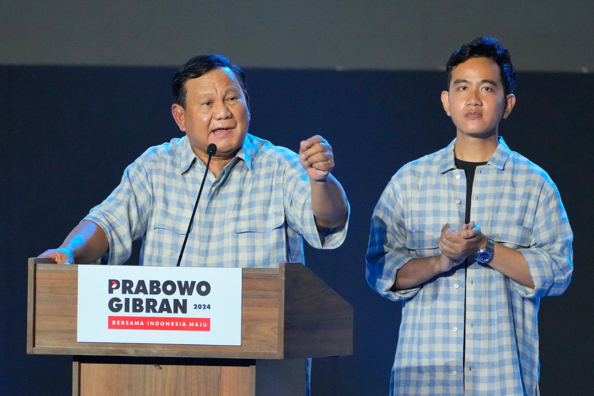 Prabowo Subianto (l), der Ex-Schwiegersohn des früheren Diktators Suharto, hatte sich bereits zum Wahlsieger erklärt, nachdem inoffizielle Schnellauszählungen ihm schon in den Stunden nach der Wahl einen überragenden Sieg prophezeit hatten.  