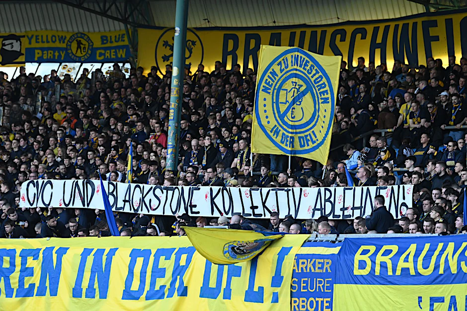 «CVC und Blackstone kollektiv ablehnen!»: Die Fans in den Bundesligen protestieren seit Wochen gegen den geplanten Investoren-Deal.  