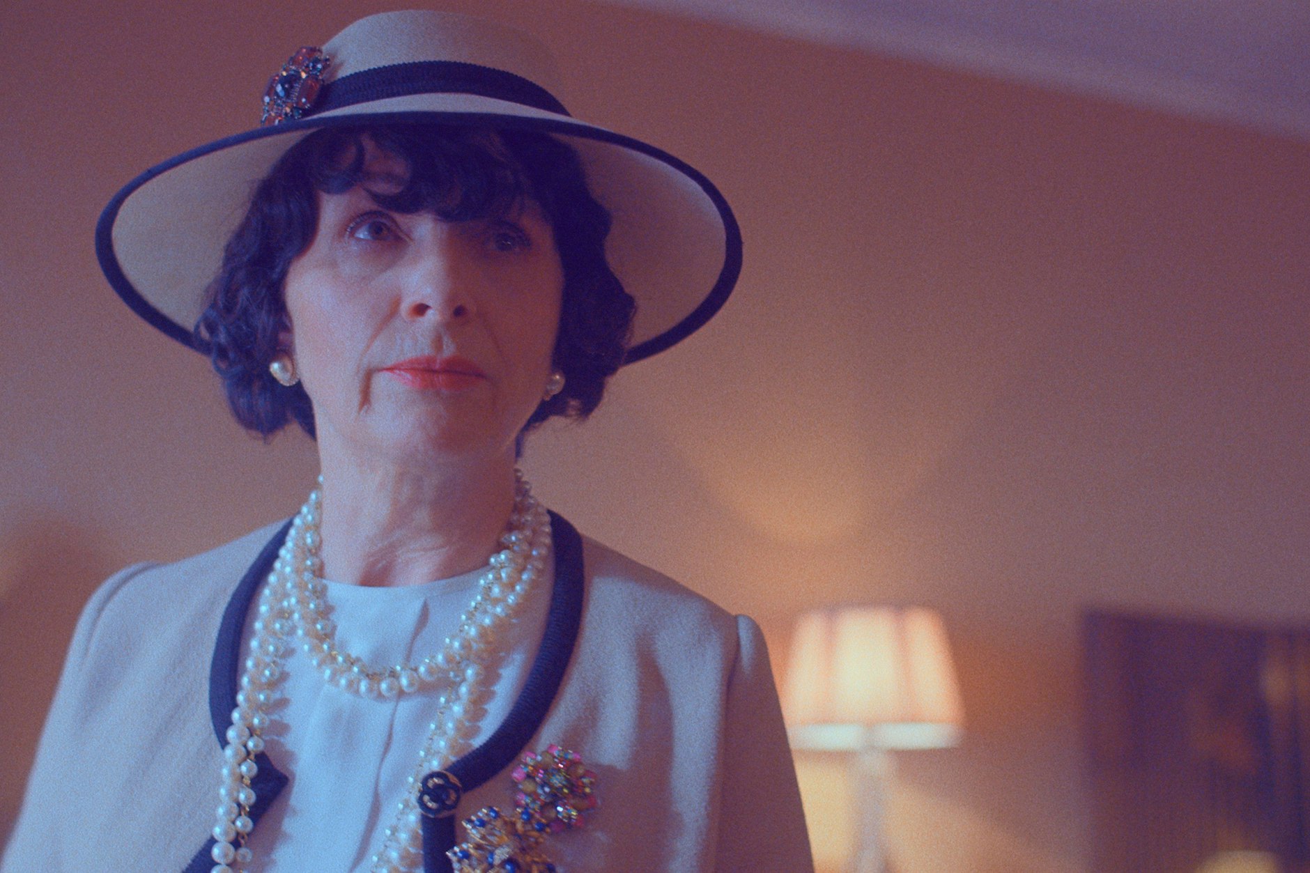 Juliette Binoche in „The New Look“ auf Apple TV.