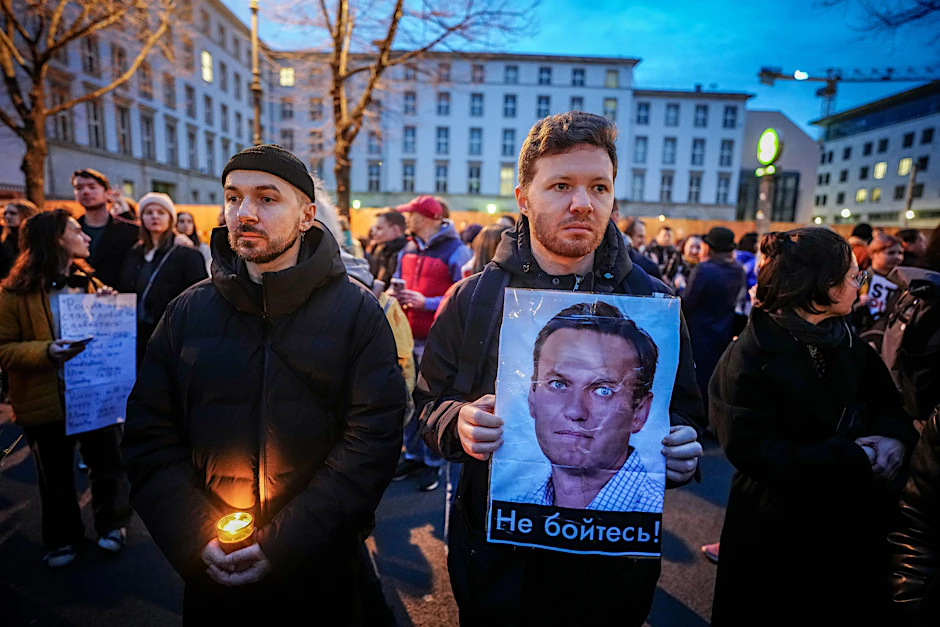 Berlin: Demonstranten versammeln sich nach dem Tod von Alexej Nawalny mit Schildern vor der russischen Botschaft.