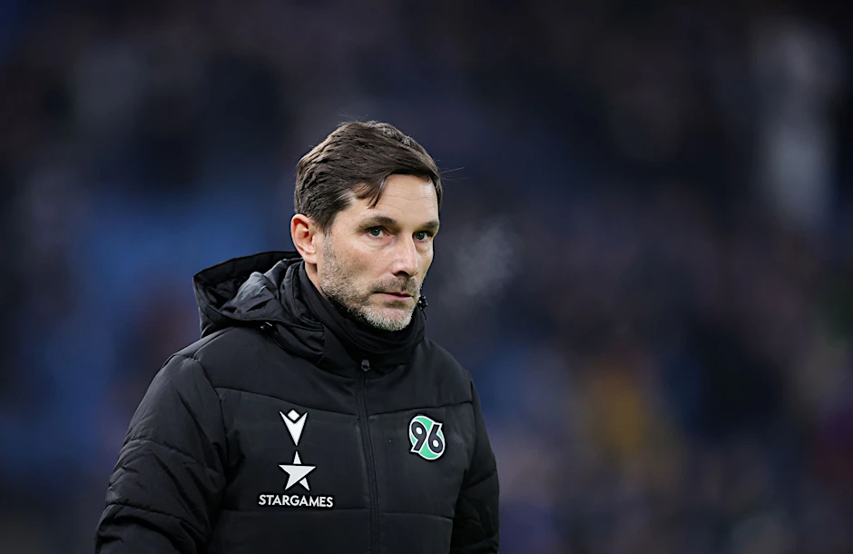 Banner auf der Tribüne sorgten dafür, dass der Unparteiische die Mannschaften nach etwa einer Stunde Spielzeit in die Katakomben schickte - sehr zum Unmut von 96-Trainer Stefan Leitl.  