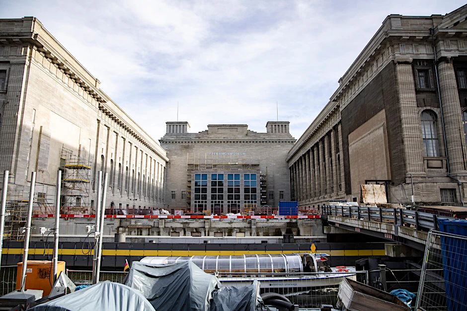 Das Pergamonmuseum auf der Berliner Museumsinsel bleibt in den nächsten Jahren wegen umfangreicher Renovierungsarbeiten geschlossen.