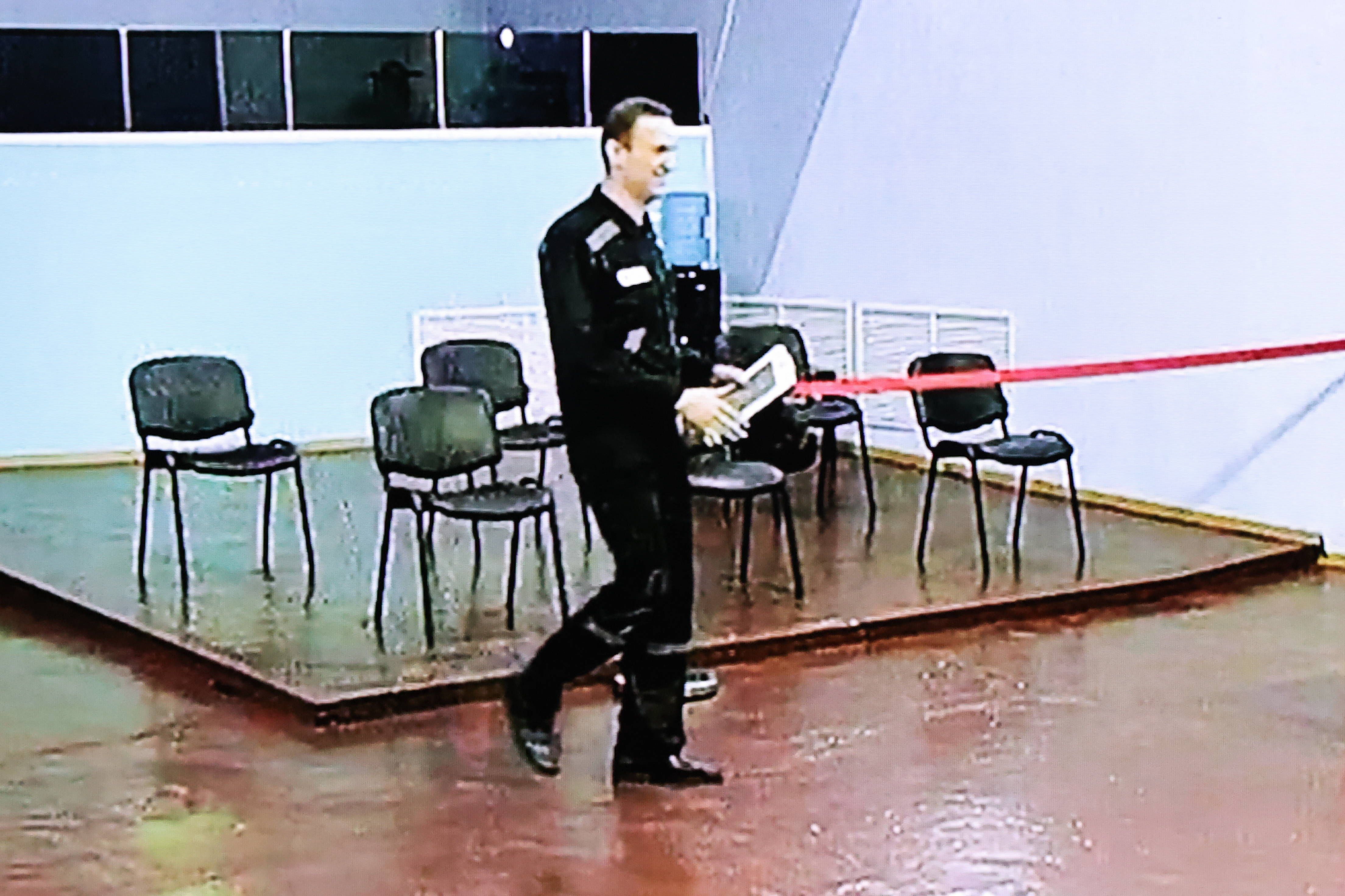 Nawalny einen Tag vor seinem Tod: Gerichtsvideo zeigt ihn gut gelaunt und scherzend