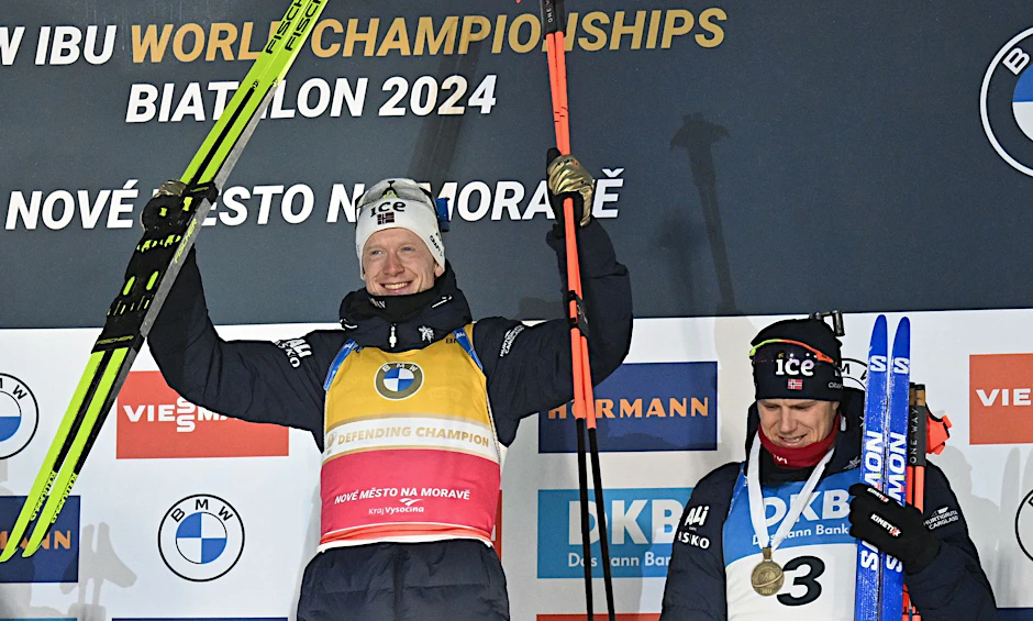 Der Dritte Vetle Christiansen (r) und Sieger Johannes Thingnes Bö während der Medal Ceremony.  