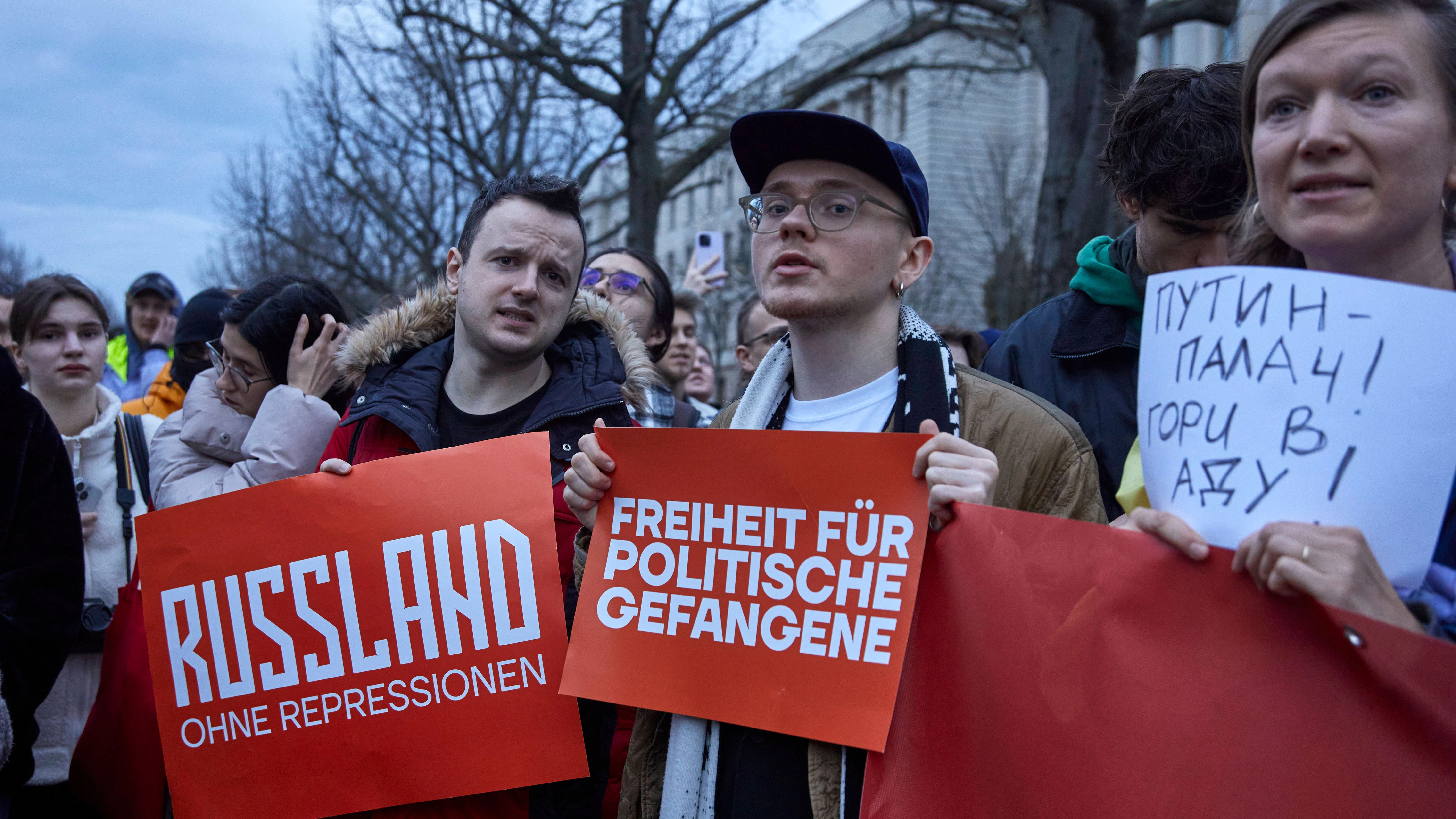 Auch in Berlin: Trauer und Wut nach dem Tod von Alexei Nawalny vor der russischen Botschaft Unter den Linden.&nbsp;