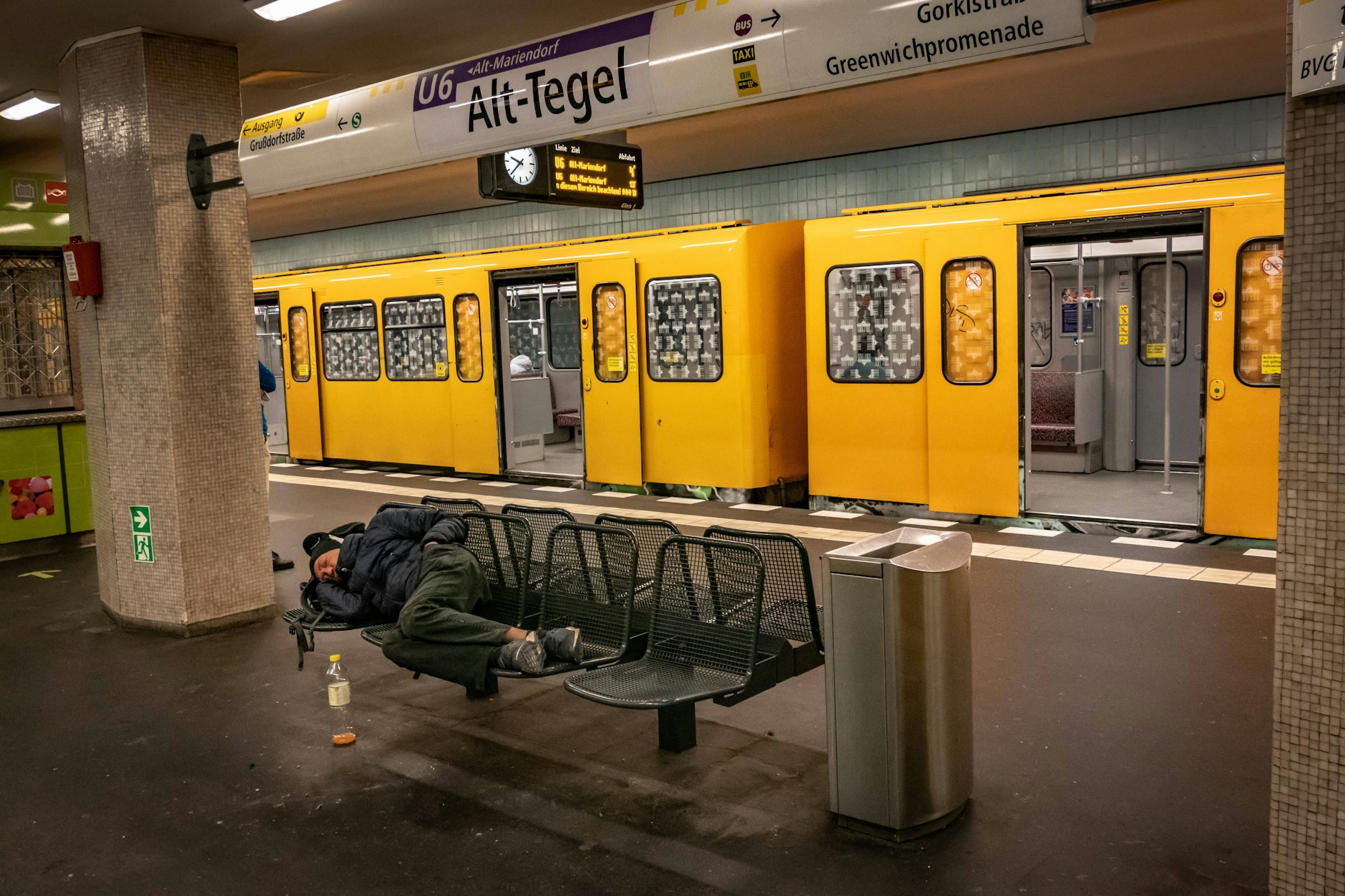 Ein Mann schläft auf einer Bank auf dem U-Bahnhof Tegel.&nbsp;&nbsp;