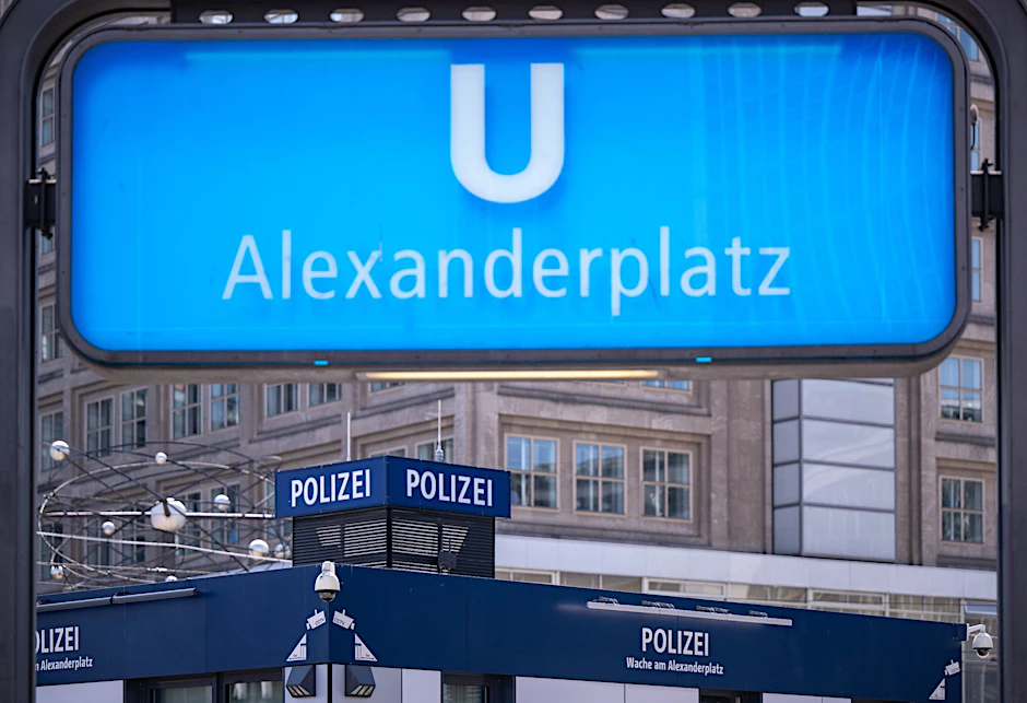 ARCHIV - Blick auf die Polizeiwache auf dem Alexanderplatz  
