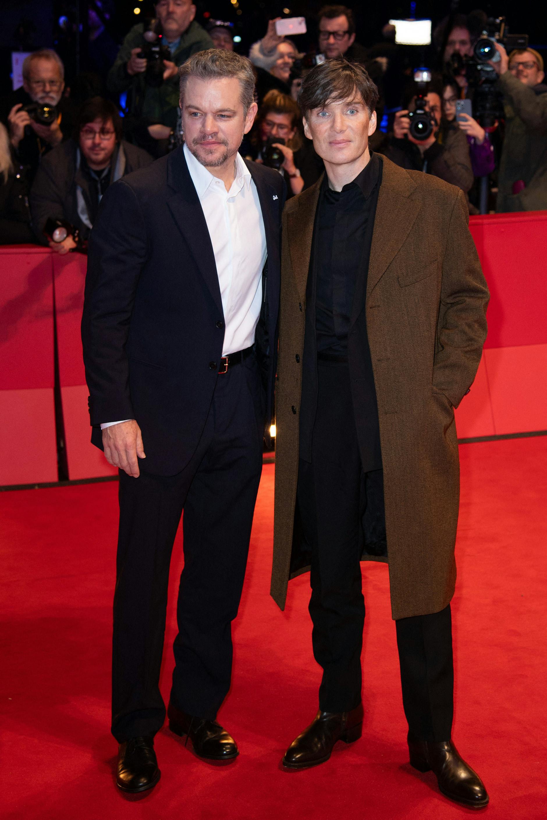 <strong>FLOP:</strong> Eigentlich verlässt man sich zur Berlinale ja auf die ganz großen Hollywoodstars. Auf jene Regisseurinnen und Schauspieler also, die sich mit Glamour auskennen – und mithin einen glanzvollen Kontrast bilden zum immer noch schluffigen Gros der Hauptstadt-Prominenz. <strong>Matt Damon</strong> und <strong>Cillian Murphy</strong> hat dieses Memo offenbar nicht erreicht: Völlig uninspiriert erschienen die beiden Schauspieler auf dem roten Teppich, ohne schöne Fliege, ohne keckes Einstecktuch, nichts als maskuline Mode-Langeweile. In Berlin ist nicht mal auf Hollywood mehr Verlass.