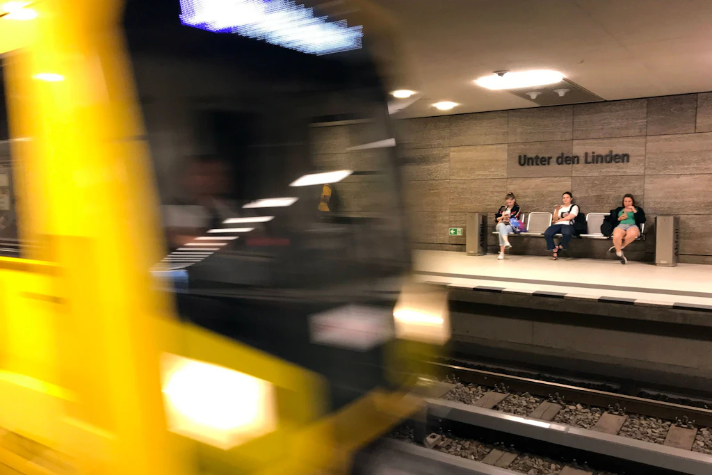 U-Bahnhof Unter den Linden: BVG erneuert Boden, Züge der U5 und U6 fahren durch