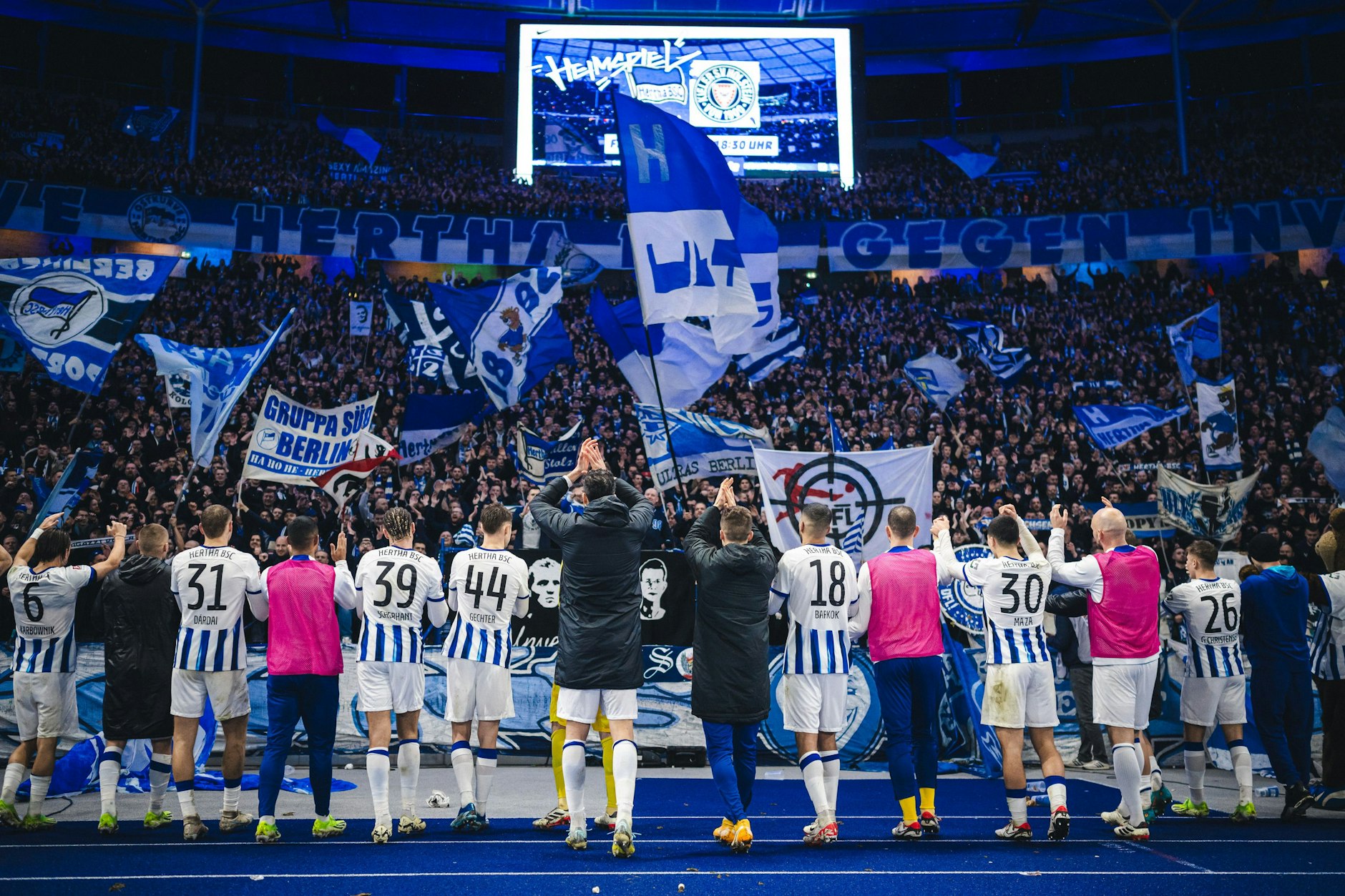 Herthas Profis jubeln nach dem knappen 3:2-Heimsieg gegen den 1. FC Magdeburg mit den Fans in der Ostkurve. Doch im Spiel gab es mal wieder zu viele Fehler.