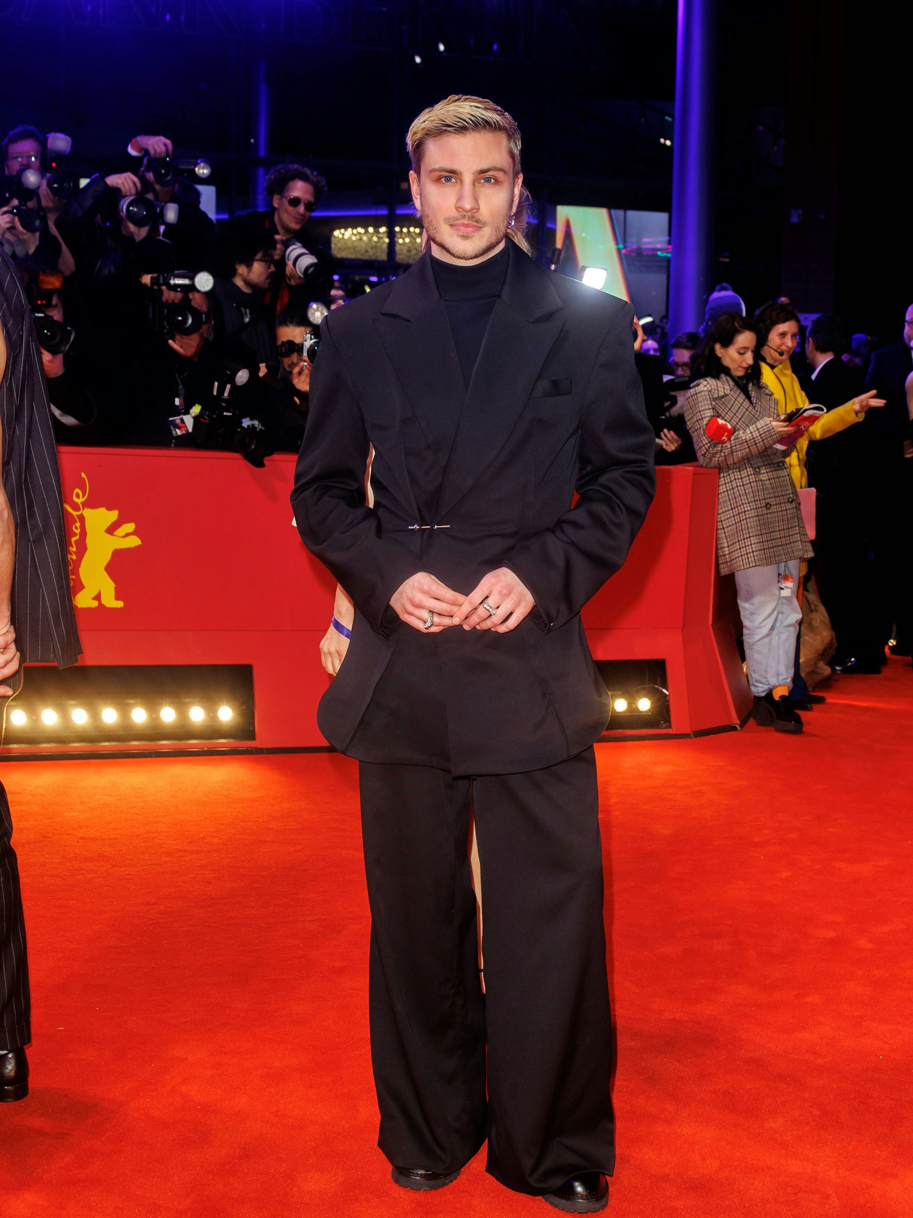 <strong>TOP:</strong> Schon oft hatte <strong>Jannik Schümann</strong> bewiesen, dass er das nicht ganz leichte Spiel der auffälligen männlichen Galagarderobe meisterhaft beherrscht. Auch der Berlinale-Eröffnungsabend machte da keine Ausnahme: Es war ein aufregender Anzug der Berliner Marke Haderlump Atelier, den der Schauspieler nonchalant über den roten Teppich trug; fein tailliert, mit weiten Hosenbeinen, das Jackett ausgestattet mit einem spannenden Schraubverschluss. Bitte mehr davon!