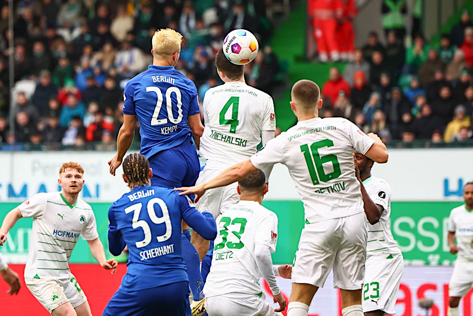 Marc Oliver Kempf (3.v.l) springt vor dem zweiten Hertha-Treffer höher als die Fürther.  