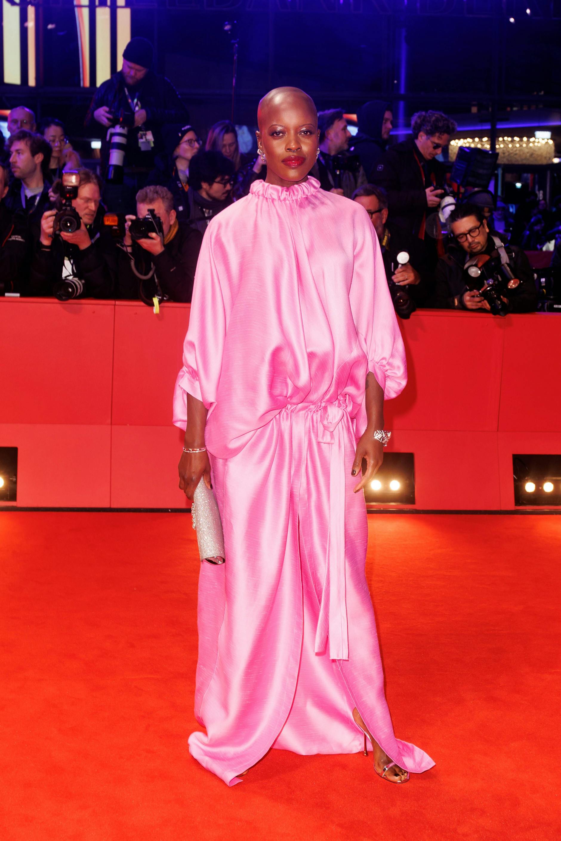 <strong>TOP:</strong> Pink war die Farbe des vergangenen Jahres – der sensationell erfolgreiche „Barbie“-Film hatte alles und jede in den fluffigen Farbton getüncht. Genug der pinken Looks und Pudertöne? Offenbar nicht: <strong>Florence Kasumba</strong> beweist, dass der Farbtrend gern in die Verlängerung gehen darf: Ihr drapiertes Abendkleid in einem ausnehmend schönen Pinkton fließt hinreißend den Körper hinab; ohne Frage wurde der Look der Schauspielerin zu einem Stil-Highlight des Abends. Mit der blonden Plastikpuppe hat das natürlich längst nichts mehr zu tun – viel eher beweist Kasumba, dass Pink auch prägnant und kraftvoll kann.