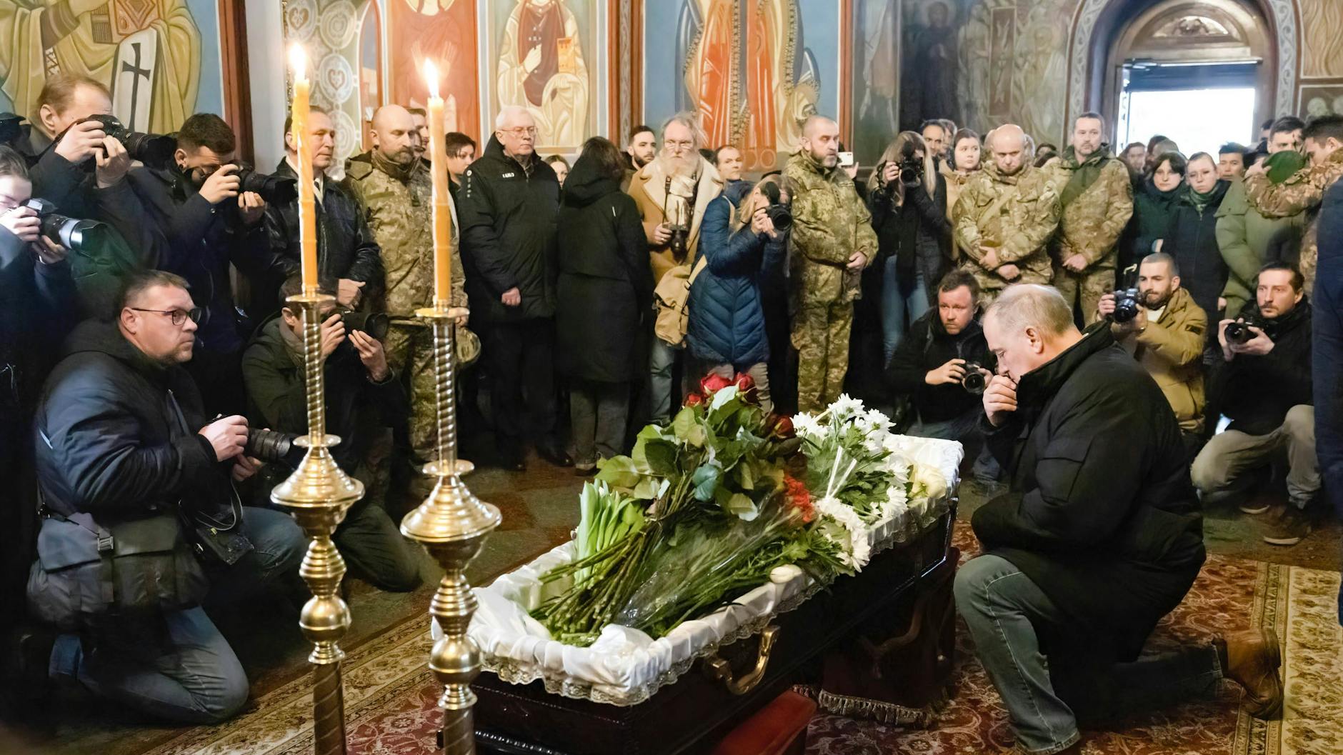 Die Kathedrale ist voller Menschen, die Abschied von Diana Wagner nehmen.