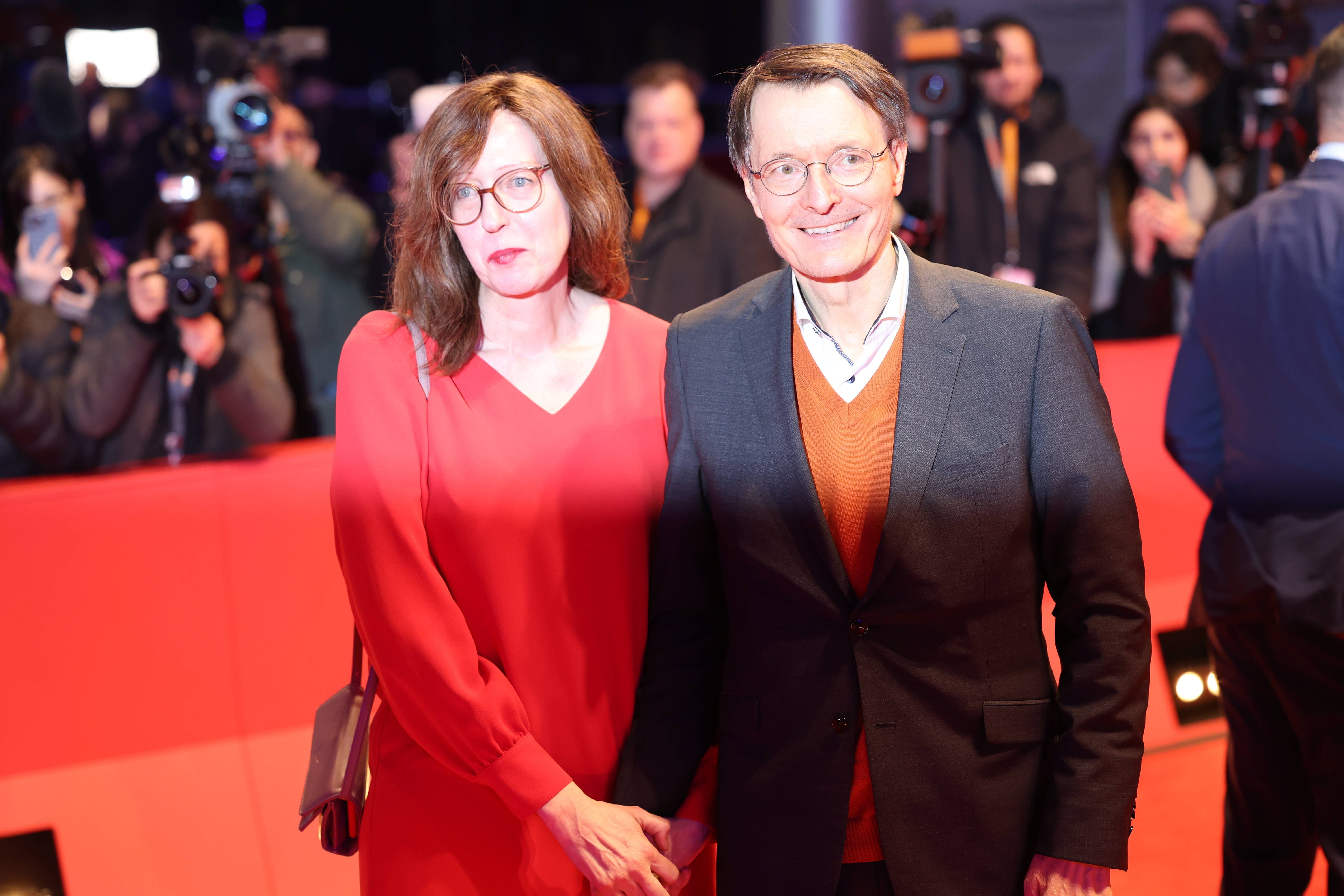 Berlinale – Karl Lauterbachs Stoffelpulli, Heike Makatschs Kulturbeutel: Tops und Flops auf dem roten Teppich