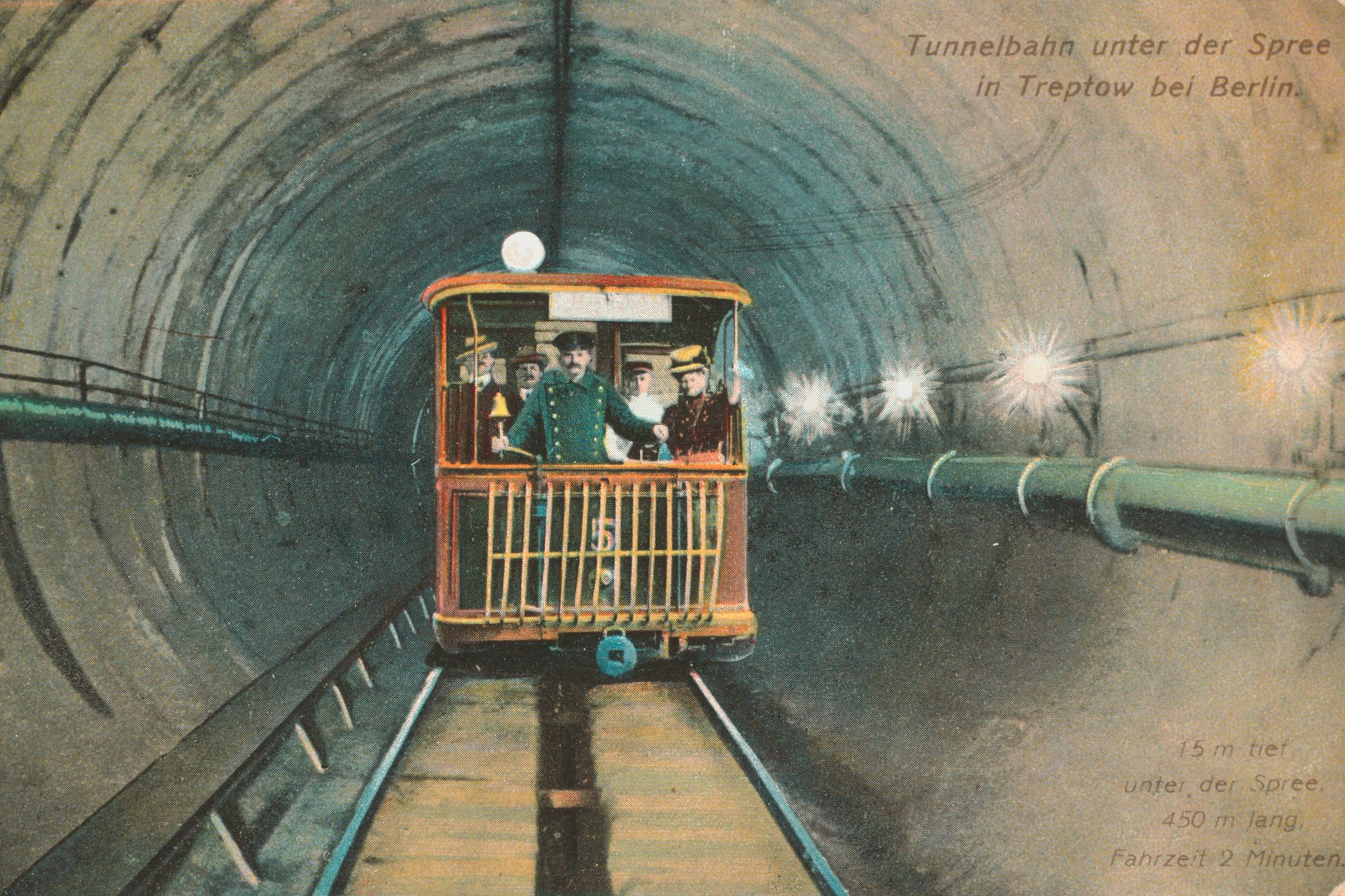 Achtung, hier kommt die Tunnelbahn! Von 1899 bis 1932 verkehrte die Straßenbahnlinie 82 unter der Spree zwischen der Stralauer Halbinsel und dem Treptower Park. Die Postkarte illustriert eine Fahrt um 1905.