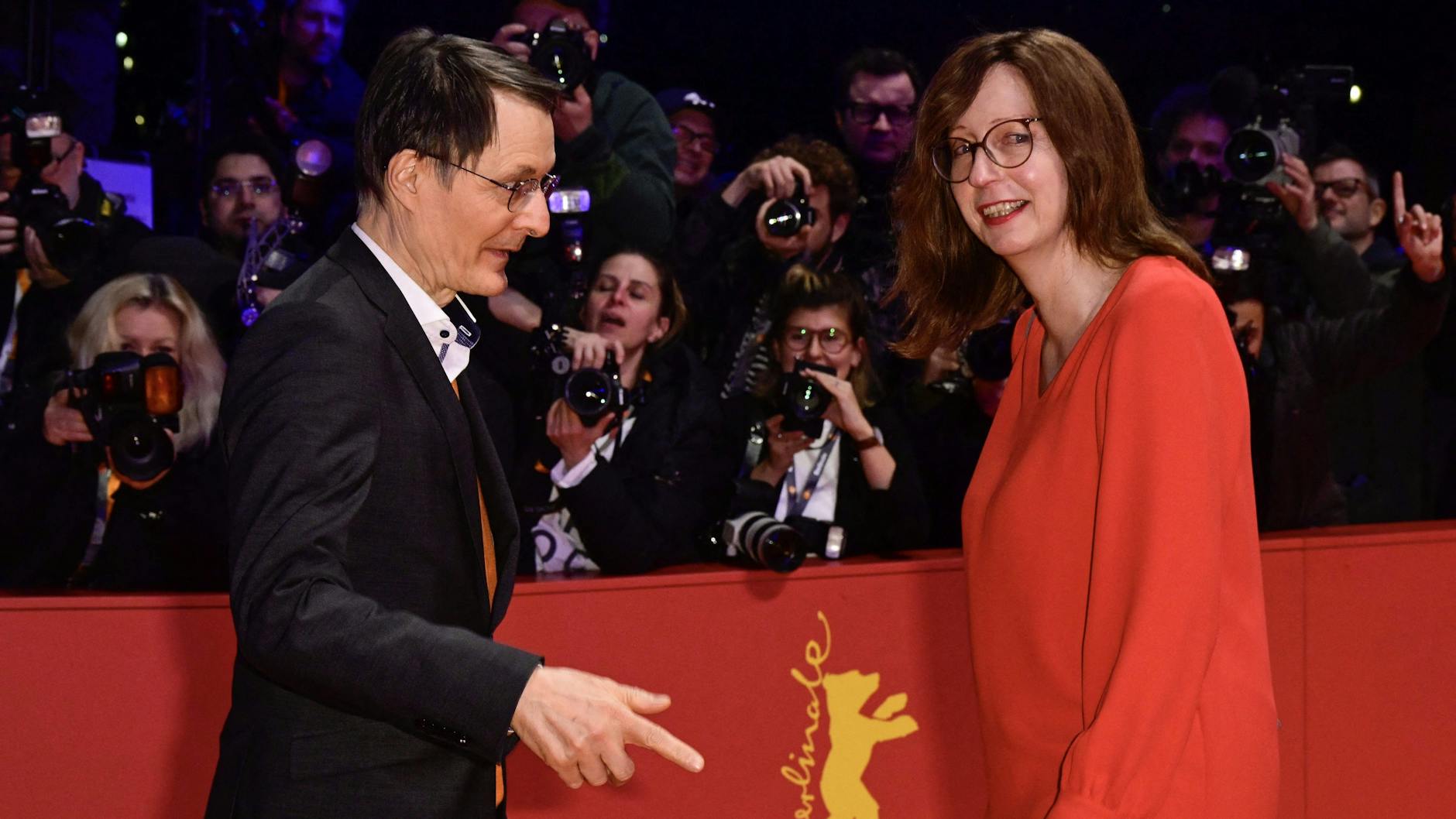 Bundesgesundheitsminister Karl Lauterbach zeigte sich bei der Berlinale-Eröffnung mit seiner neuen Freundin Elisabeth Niejahr. Er nennt sie zärtlich „meine Frau“.