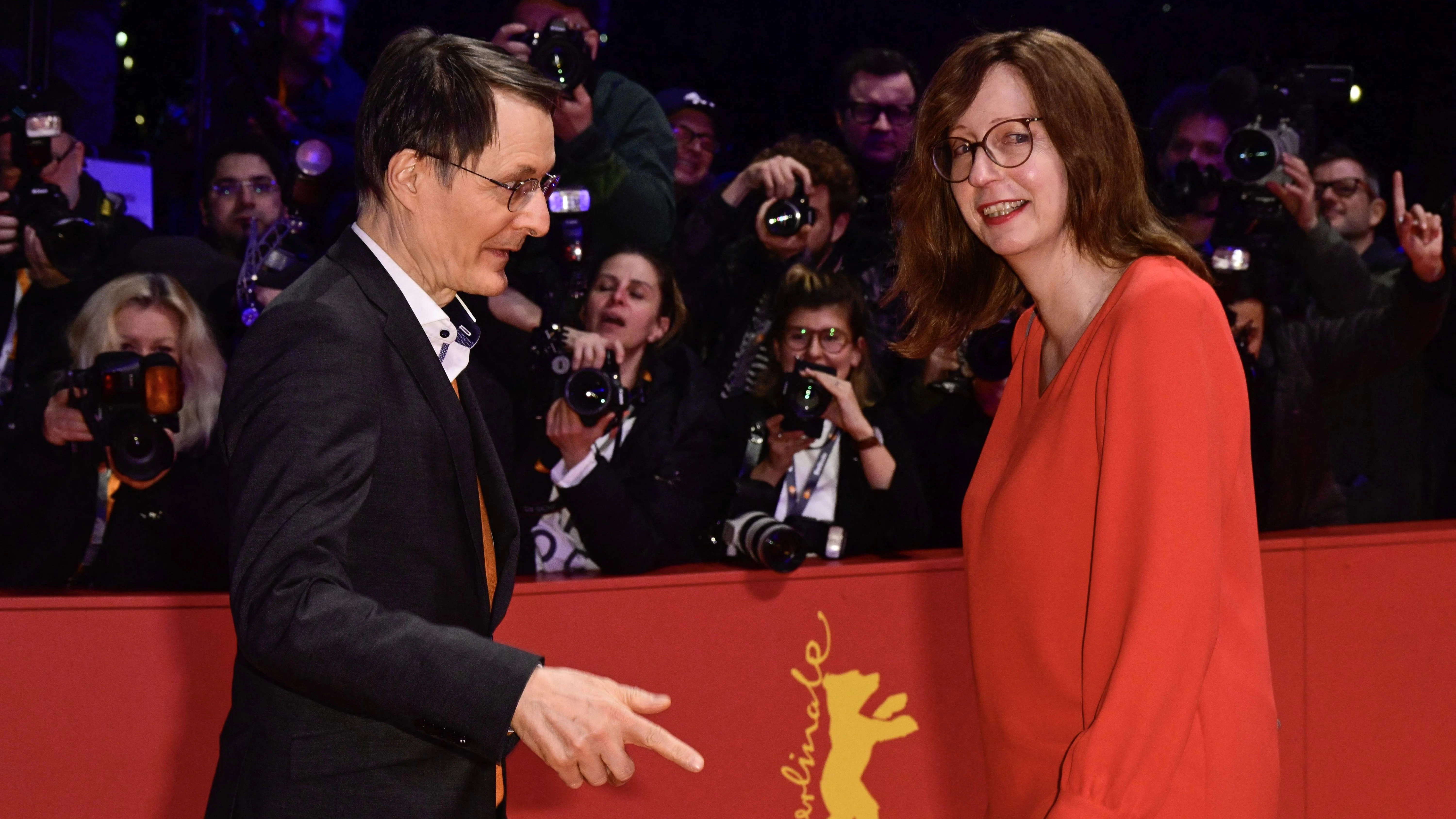 Bundesgesundheitsminister Karl Lauterbach zeigte sich bei der Berlinale-Eröffnung mit seiner neuen Freundin Elisabeth Niejahr. Er nennt sie zärtlich „meine Frau“.