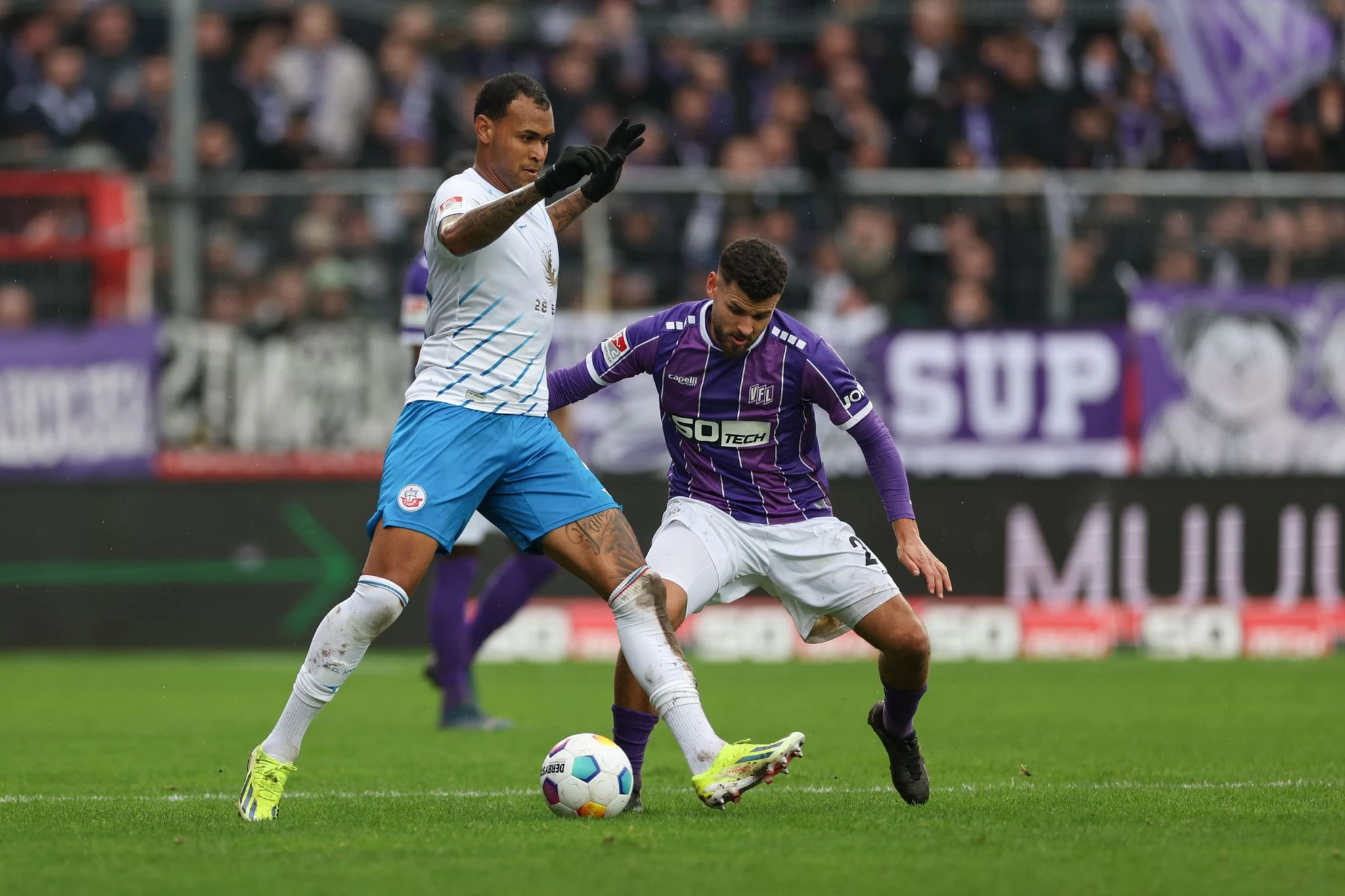 Der Rostocker Júnior Brumado (l) behauptet den Ball gegen Dave Gnaase.  
