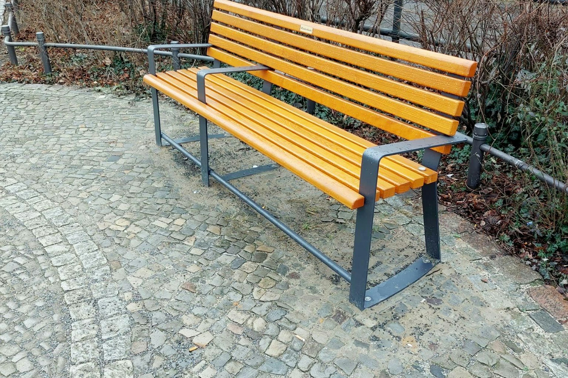 So sieht sie aus, die nigelnagelneue Plauderbank am Anger im Berliner Bezirk Pankow. 