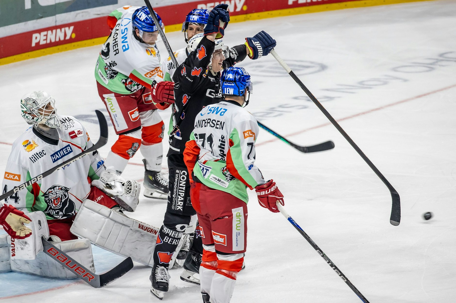 Eisbär Leo Pföderl (2.v.r) jubelt in Berlin nach einem Treffer zum 3:2 gegen die Augsburger Panther. 