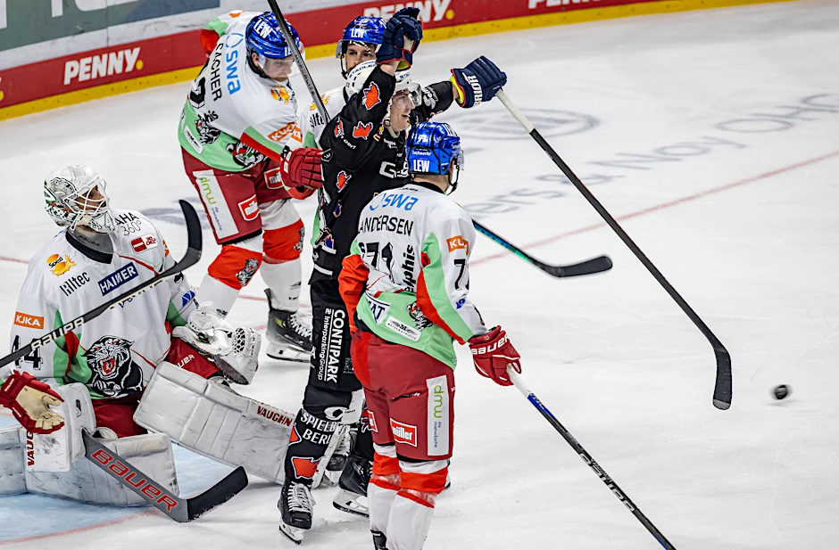 Eisbär Leo Pföderl (2.v.r)&nbsp; jubelt in Berlin nach einem Treffer zum 3:2 gegen die Augsburger Panther.&nbsp;