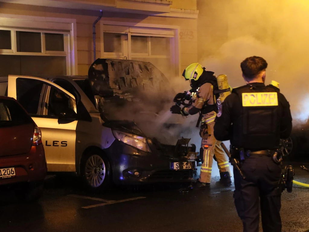 Lichtenberg und Friedrichshain: Telekom-Mann mit Machete attackiert – Autonome zu dumm zum Feuerlegen