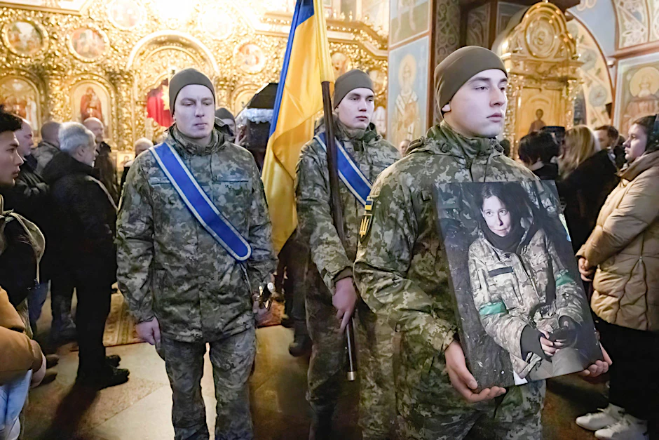 Ukrainische Soldaten trauern um die deutsche Sanitäterin Diana Wagner.