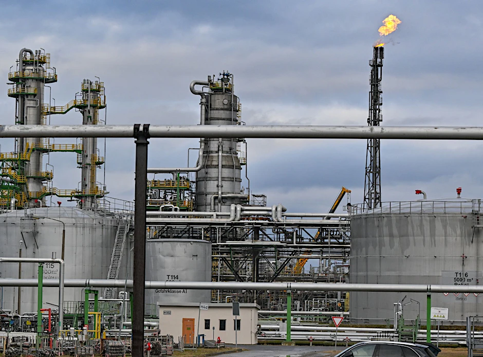 ARCHIV - Verschiedene Anlagen der Rohölverarbeitung auf dem Gelände der PCK-Raffinerie GmbH.  