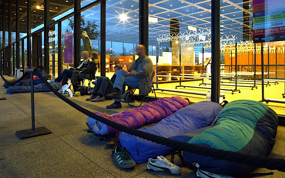In ihren Schlafsäcken liegend und auf Stühlen sitzend warten Besucher in den frühen Morgenstunden in Berlin auf den Einlass zur Ausstellung des Museum of Modern Art (MoMA) in der Neuen Nationalgalerie.  
